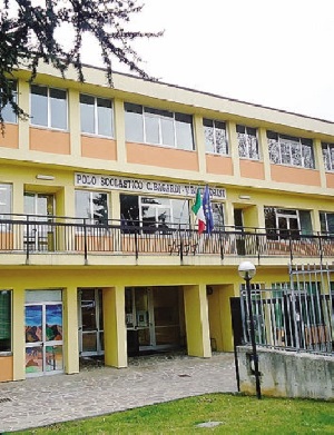 La facciata principale del polo scolastico di Casnigo
